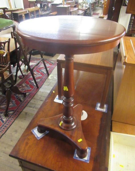 MAHOGANY PEDESTAL LAMP TABLE Image