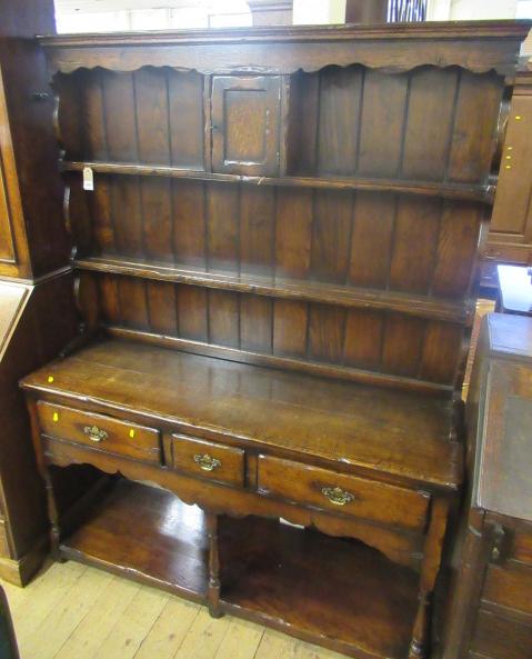 OAK DRESSER Image