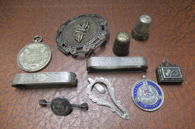 SMALL BOX OF WHITE METAL ITEMS INCLUDING SILVER Image