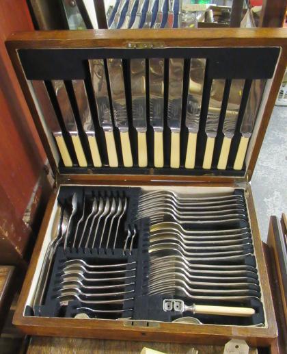 OAK CASED CANTEEN OF CUTLERY Image