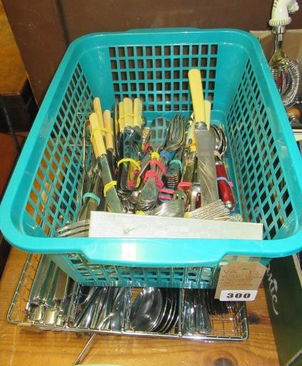 WIRE TRAY AND A BASKET OF MISCELLANEOUS CUTLERY Image