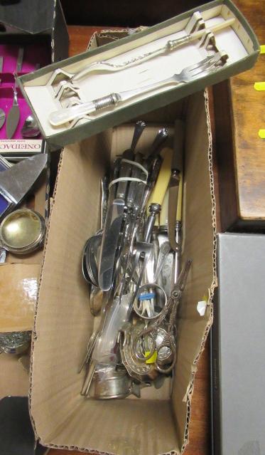 BOX OF VINTAGE CUTLERY INCLUDING CARVER PICKLE FORKS Image