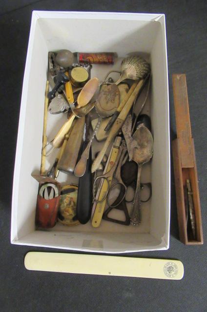 BOX OF COLLECTABLES Image