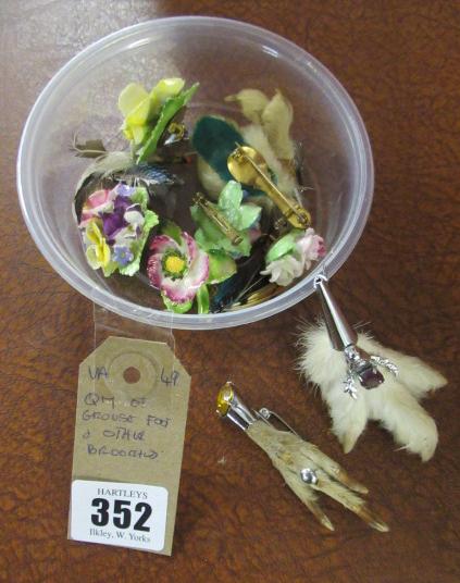 QUANTITY OF GROUSE FOOT AND OTHER BROOCHES Image