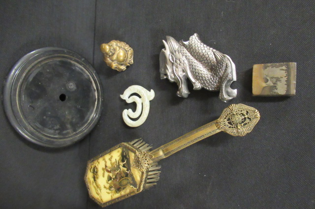 COLLECTION OF CHINESE DECORATIVE ITEMS Image