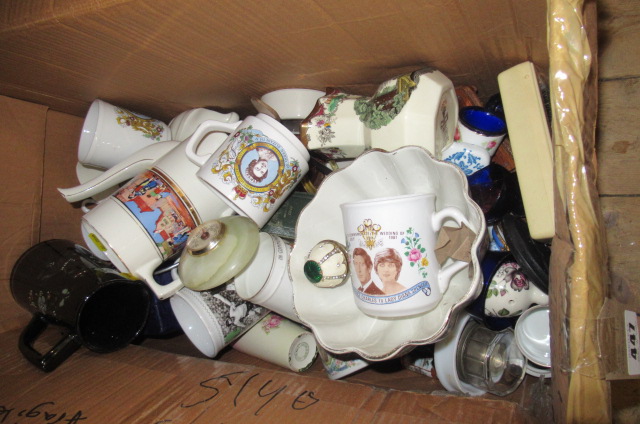 BOX OF MISCELLANEOUS INCLUDING CERMAICS Image