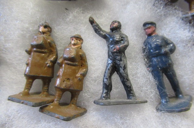 BOXED BRITAINS FIGHTING FORCES INFANTRY MODELS Image