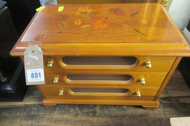 SMALL DECORATIVE SET OF DRAWERS Image