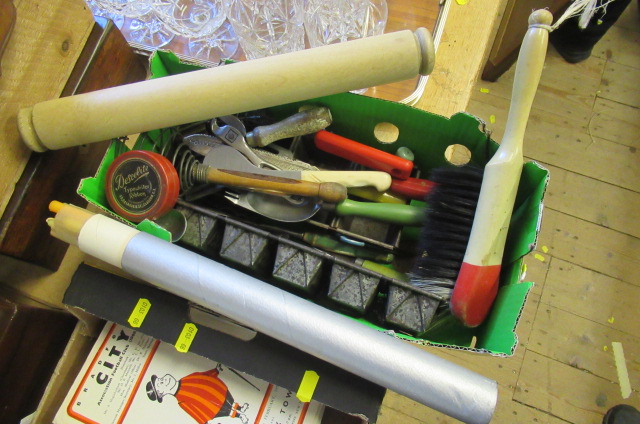 BOX OF 1930S KITCHENALIA INCLUDING HOVIS TINS Image