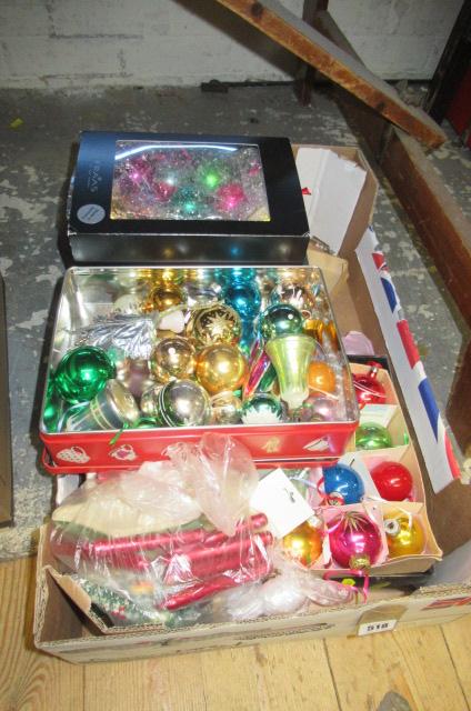BOX OF VINTAGE CHRISTMAS DECORATIONS Image