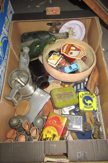 BOX OF COLLECTABLES INCLUDING BOTTLES Image