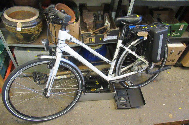 GIANT HYBRID ESCAPE 1 ELECTRIC BIKE WITH BATTERIES Image