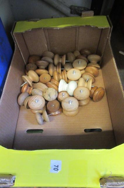 BOX OF PINE DRAWER KNOBS Image