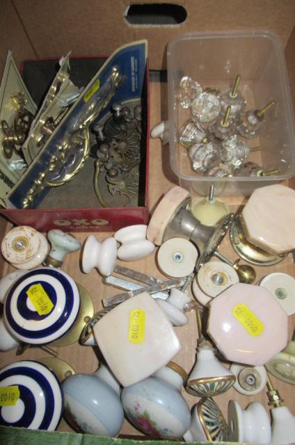 BOX OF BRASS  GLASS AND CERAMIC DOOR HANDLES Image