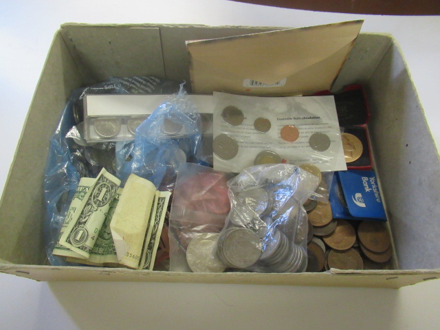 BOX OF BRITISH AND WORLD COINS INCLUDING CANADIAN 2001 PROOF SET AND BANK NOTES Image