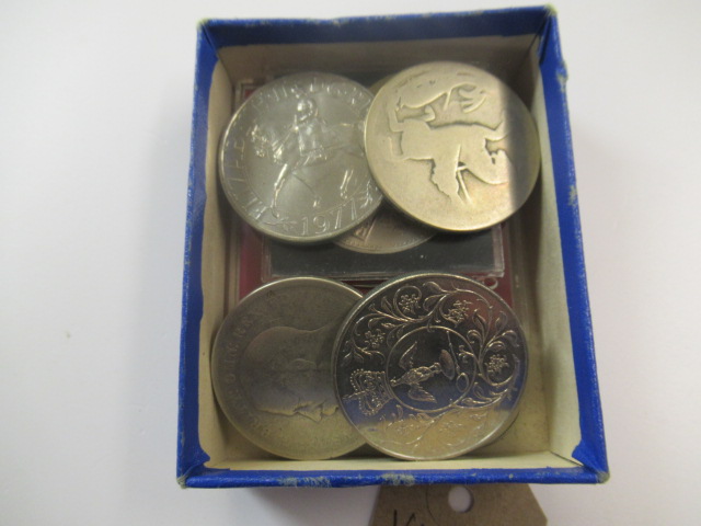 BOX OF COINS INCLUDING VICTORIAN TOKEN Image