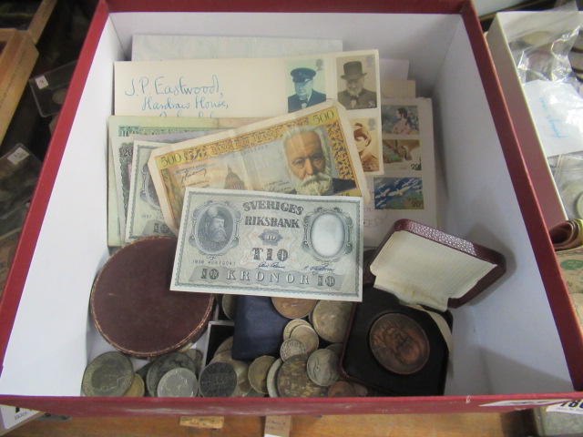 BOX OF BANK NOTES  WORLD COINS AND MEDALLIONS Image