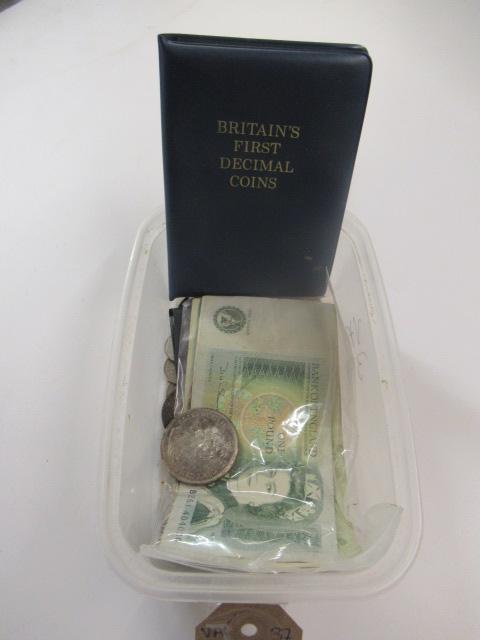 QUANTITY OF WORLD COINS AND BANK NOTES Image