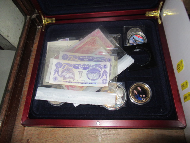 BOX OF BRITISH COMMEMORATIVE CROWNS AND BANK NOTES Image