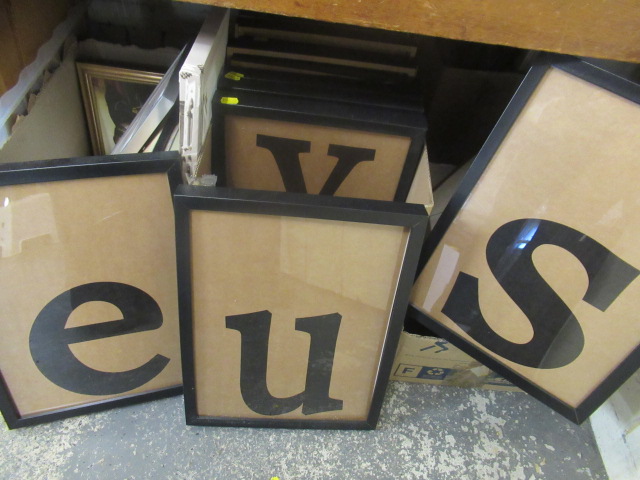 BOX OF PICTURE FRAMES Image