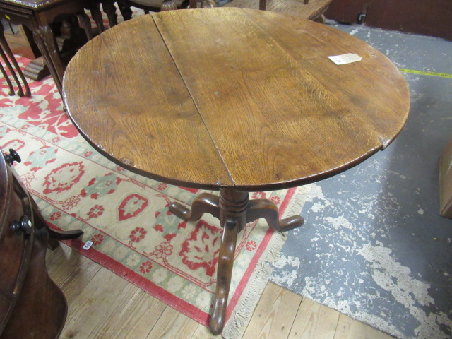 GEORGIAN TRIPOD TILT TOP TABLE Image