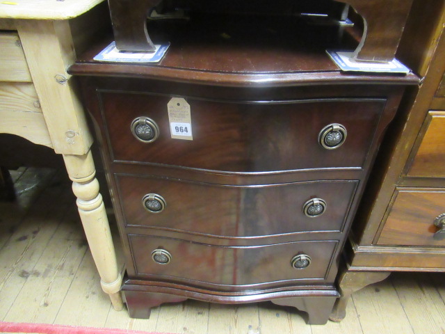 MAHOGANY BOW FRONT CHEST Image