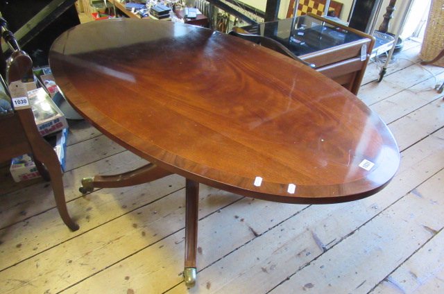 OVAL MAHOGANY COFFEE TABLE Image