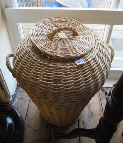 WICKER LINEN BASKET Image