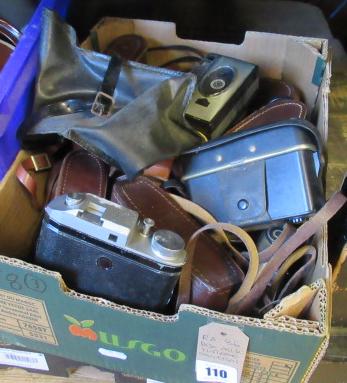 BOX OF MISCELLANEOUS VINTAGE CAMERAS Image