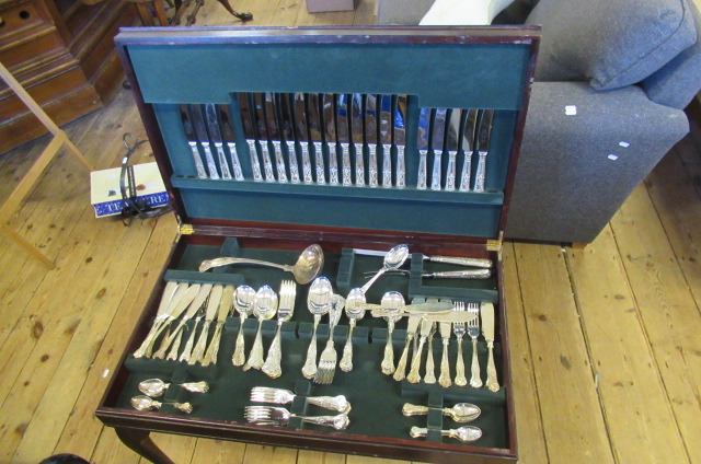 CANTEEN OF TWELVE PLACE EPNS TABLE SETTING  Image