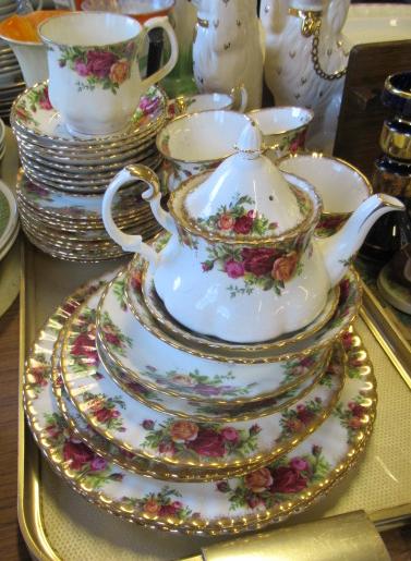 QUANTITY OF ROYAL ALBERT OLD COUNTRY ROSES CHINA Image