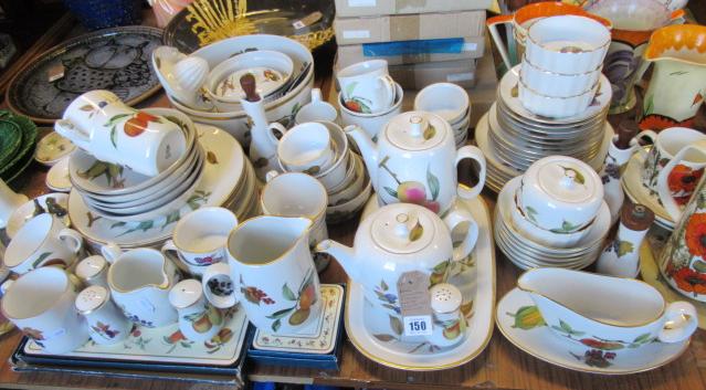 ROYAL WORCESTER EVESHAM DINNER SERVICE WITH TABLE MATS Image