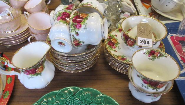 QUANTITY OF ROYAL ALBERT OLD COUNTRY ROSES CHINA Image