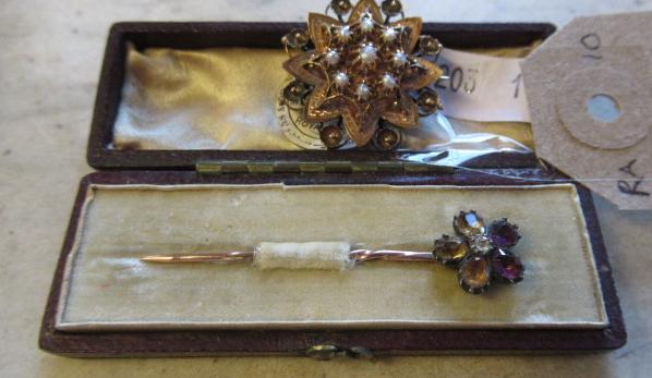 GOLD TIE PIN AND BROOCH Image