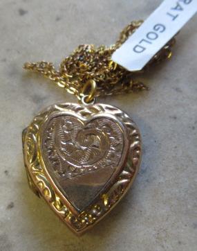 9CT GOLD HEART SHAPED LOCKET Image