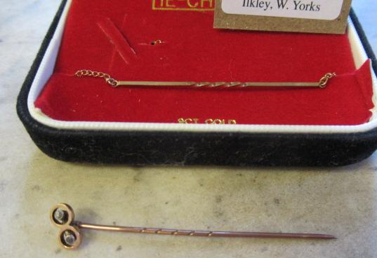 15CT GOLD STICK PIN AND 9CT GOLD TIE PIN Image