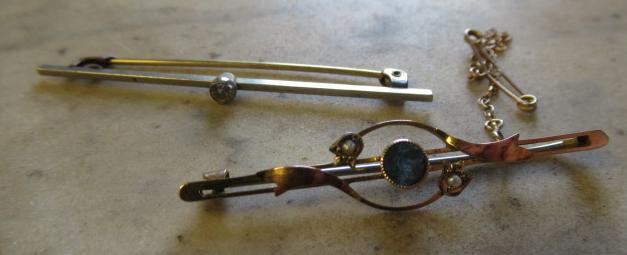 9CT GOLD BROOCH AND ANOTHER Image