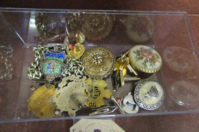 BOX OF SILVER BADGES AND SCARF RINGS ETC Image