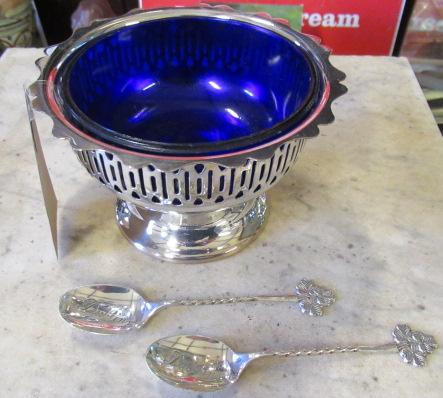 PLATED SUGAR BOWL WITH TWO SILVER SPOONS Image