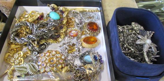 QUANTITY OF BROOCHES ETC Image