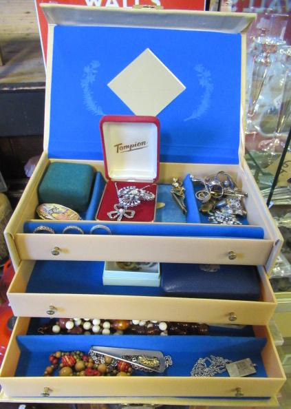 JEWELLERY BOX AND CONTENTS Image