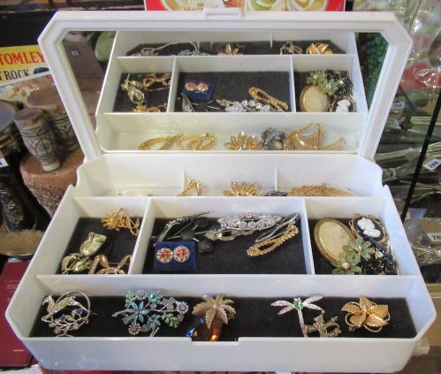 JEWELLERY BOX CONTAINING VINTAGE BROOCHES Image