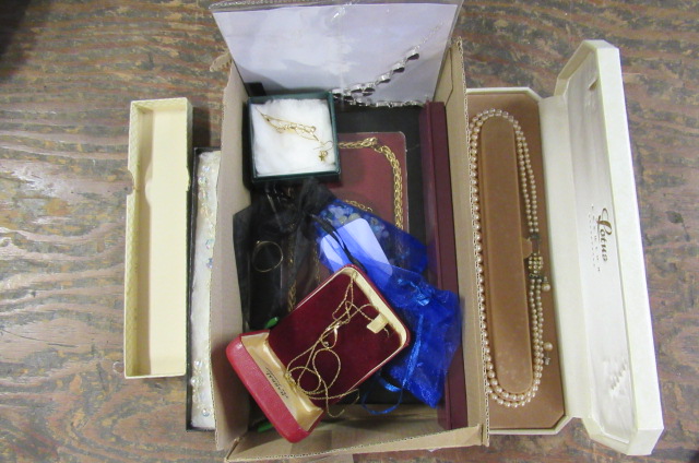 BOX OF COSTUME JEWELLERY INCLUDING A GOLD PLATED NECKLACE AND THREE TOY SOLDIERS Image