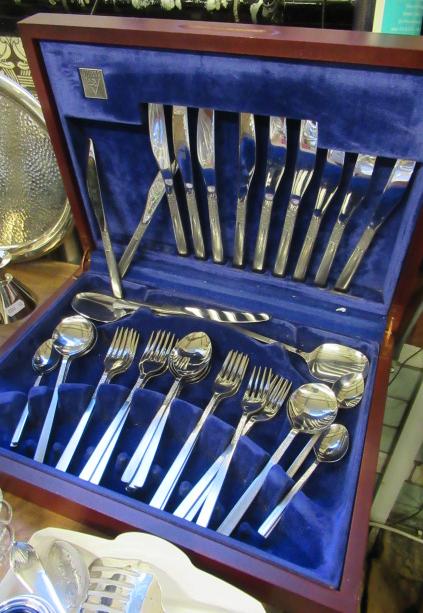 SET OF VINERS CUTLERY Image
