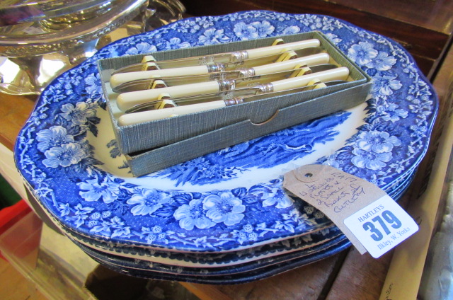 FOUR WEDGWOOD PLATES AND SMALL BOX OF CUTLERY Image