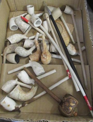 BOX OF CHURCHWARDEN CLAY PIPES ETC Image