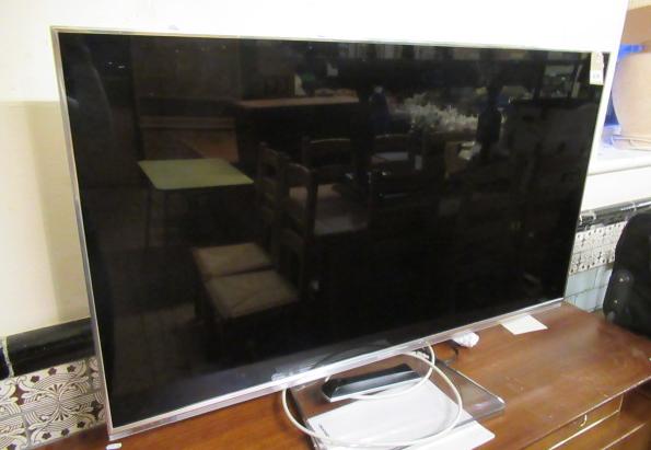 PANASONIC 47 INCH TV AND REMOTE Image