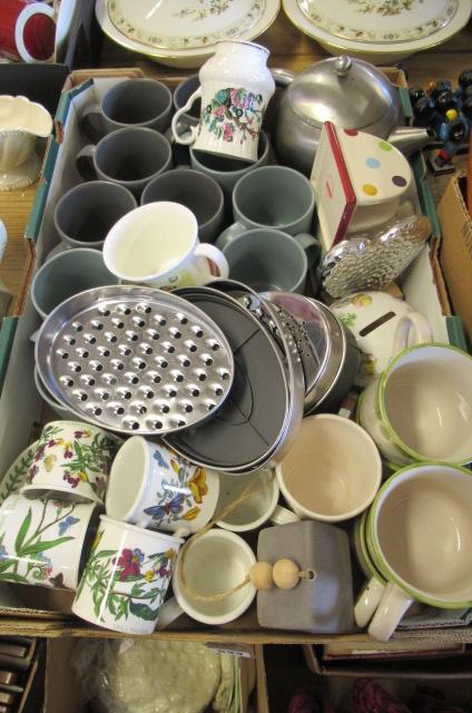 BOX OF CERAMICS INCLUDING DEEP DISH BAKER Image
