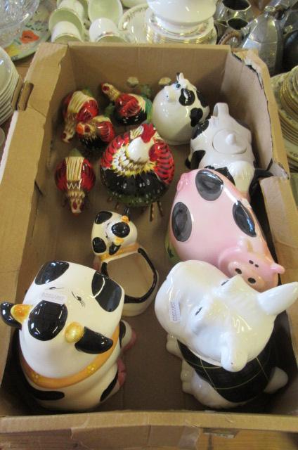 BOX OF NOVELTY CERAMICS Image