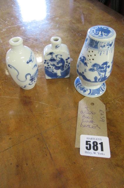 THREE CHINESE BLUE AND WHITE SNUFF BOXES Image